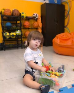 Criança com brinquedos