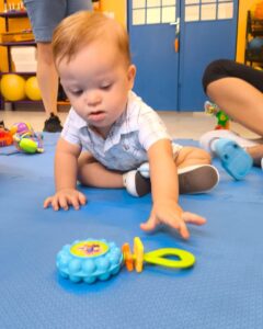 Criança com brinquedo